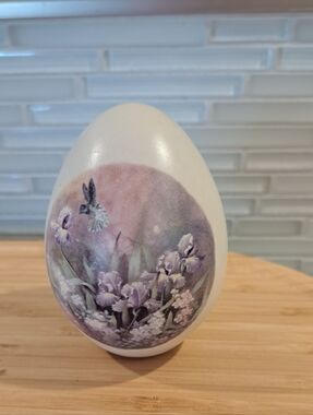 Vtg Collectible Eggzakly Inc. Porcelain Egg With  Irises & Hummingbird.